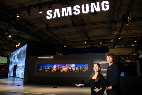 삼성전자 모델이 스페인 바르셀로나에서 개최되는 유럽 최대 디스플레이 전시회 'ISE 2024'에  투명 마이크로 LED를 소개하고 있다. 삼성전자 제공